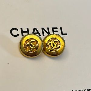 SOLD 💔 AUTHENTIC!! Lot Of 5 Chanel Vintage CC Buttons Gold 1990s
